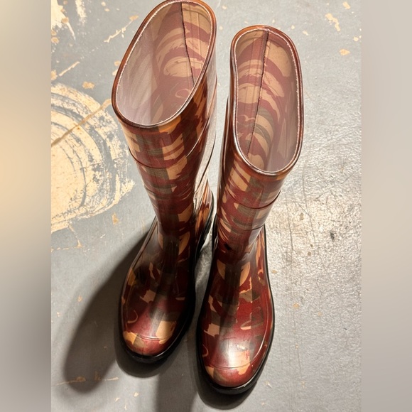 Burberry rain boots ☔️💗 - Picture 2 of 6